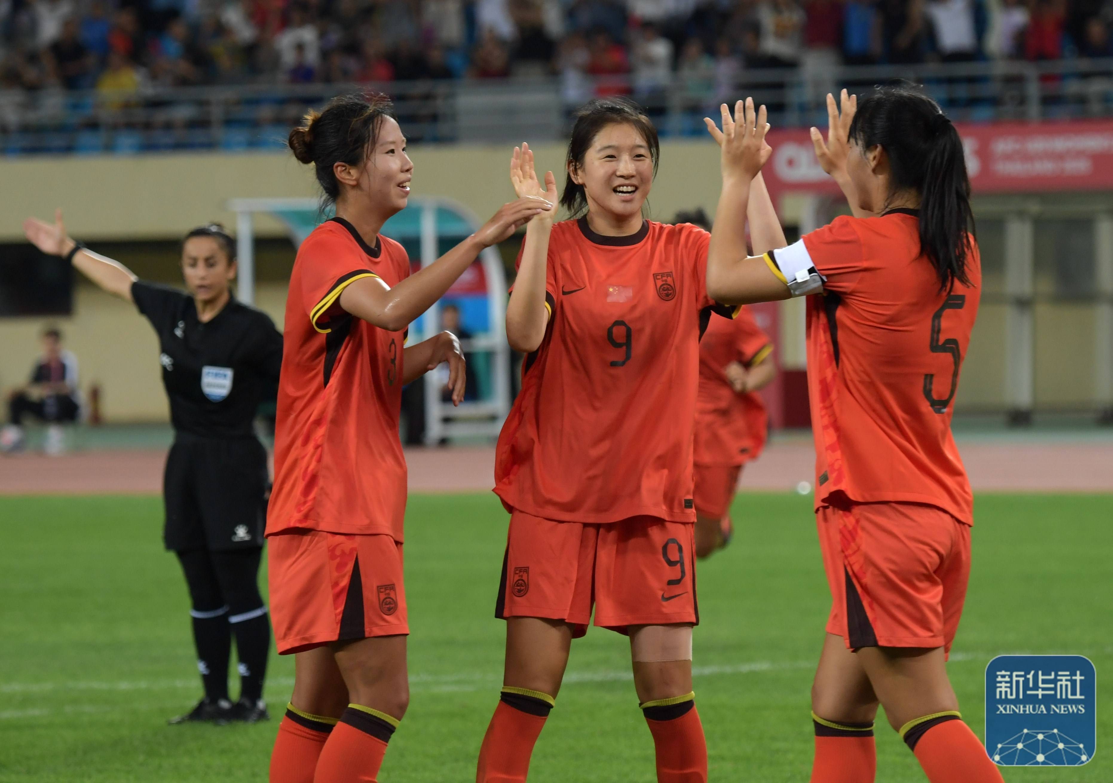 亚洲杯赛事的火爆场面吸引了无数球迷的关注 亚洲杯赛事的火爆场面吸引了无数球迷的关注