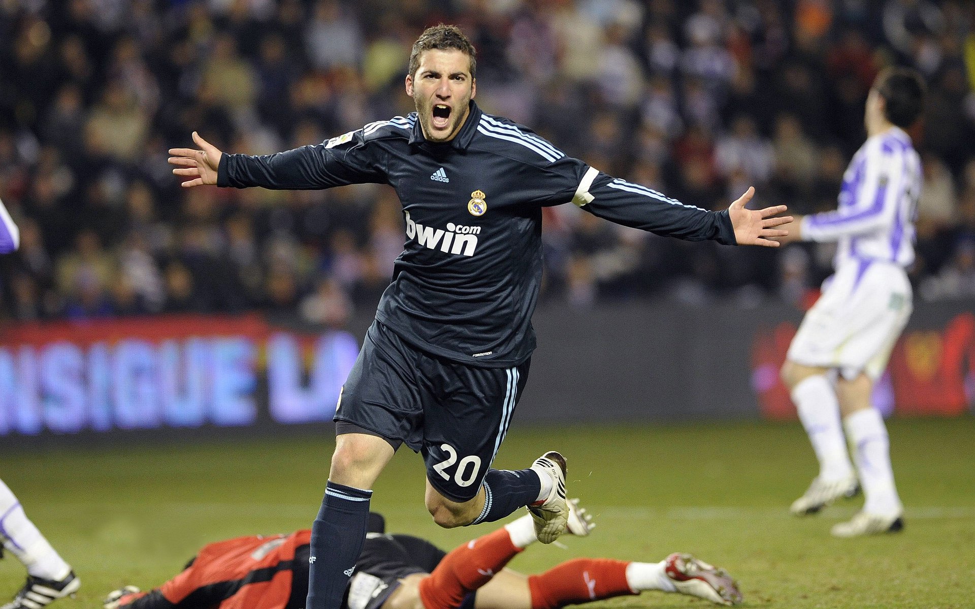 西决生死战之夜，霍勒迪成为全场焦点