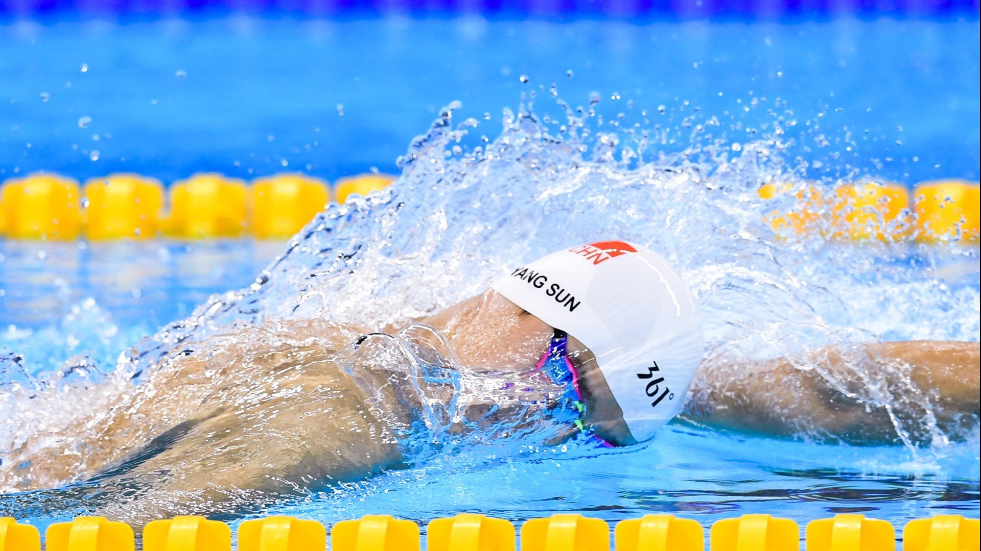 当安哥拉遇见阿森纳，足球宇宙的错位叙事与莱万的大场面悖论